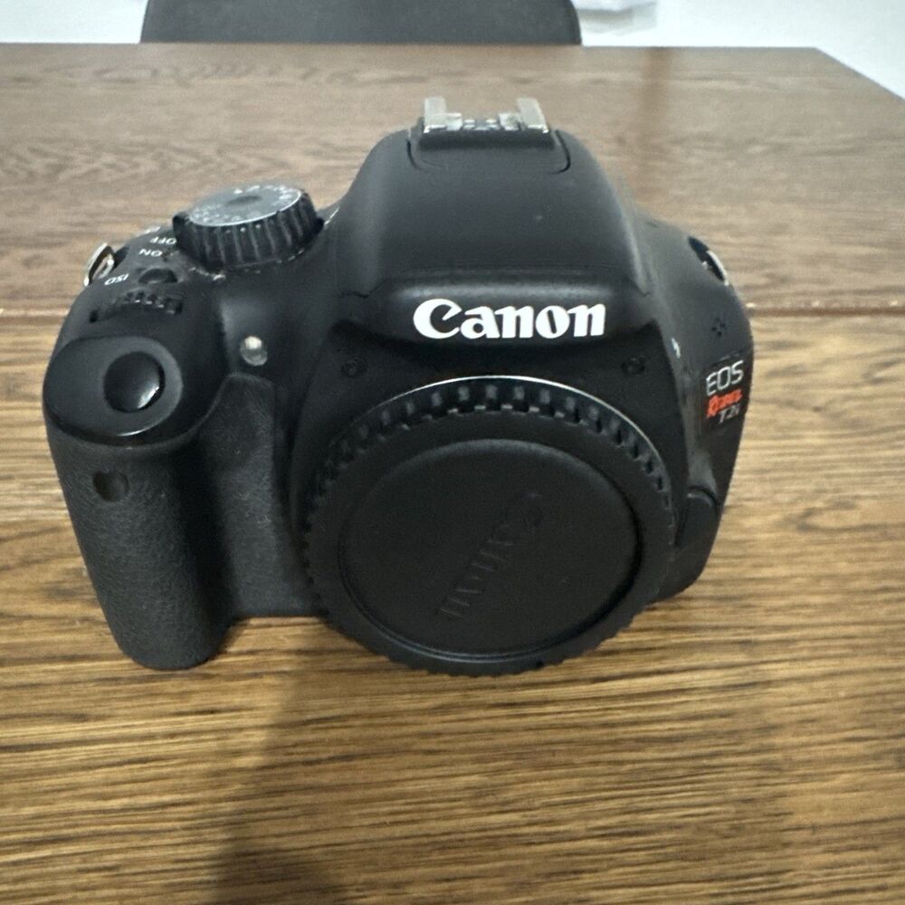 Canon EOS Rebel T2i 18.0MP Digital SLR DSLR Camera 29,850 Shutter Count
